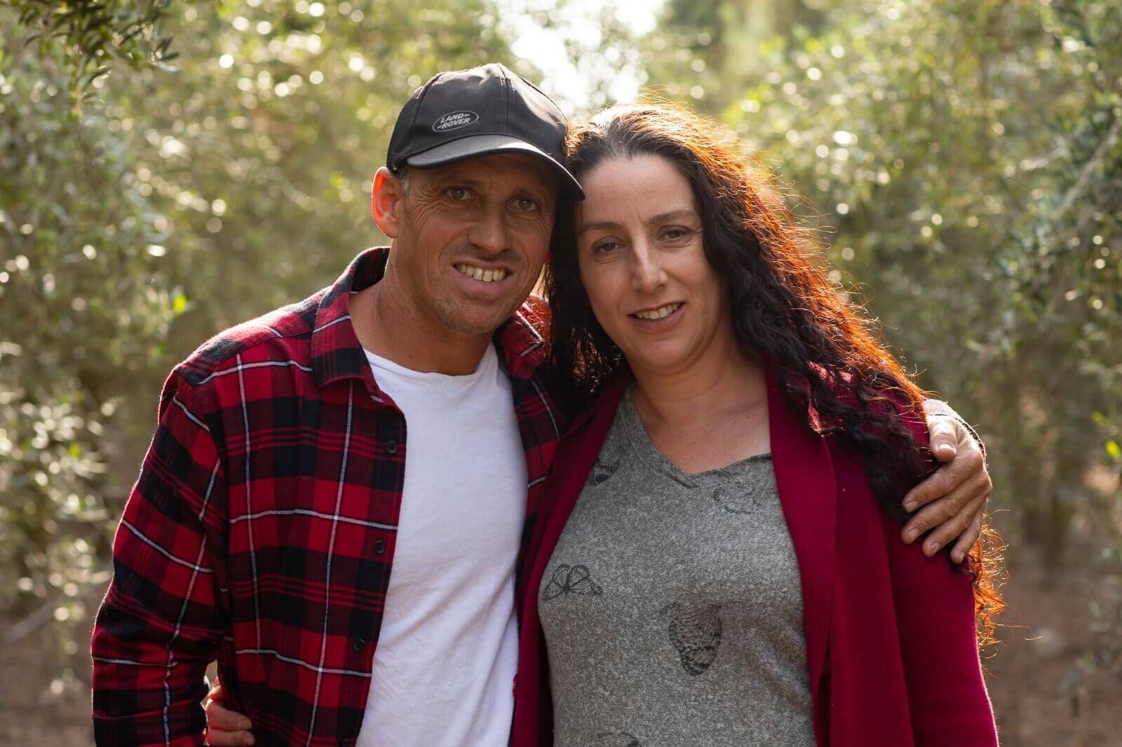 רוני ואביה הילמן בכרם המשפחתי